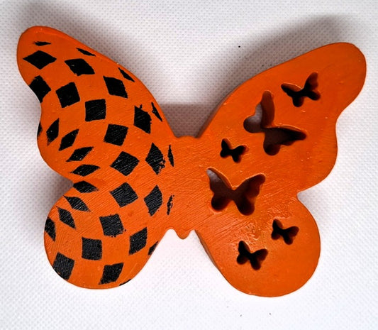 „Oranger Schmetterling mit Muster & Cut-outs“ – handgemacht & fröhlich verspielt 🧡🦋✨